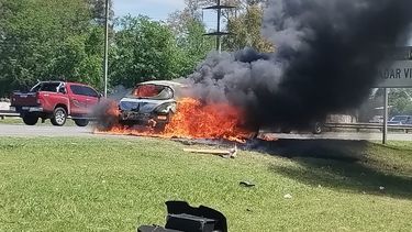 EN LLAMAS. El Peugeot ardió por completo. &nbsp;