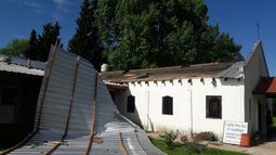 Las ráfagas de viento volaron los techos de una capilla