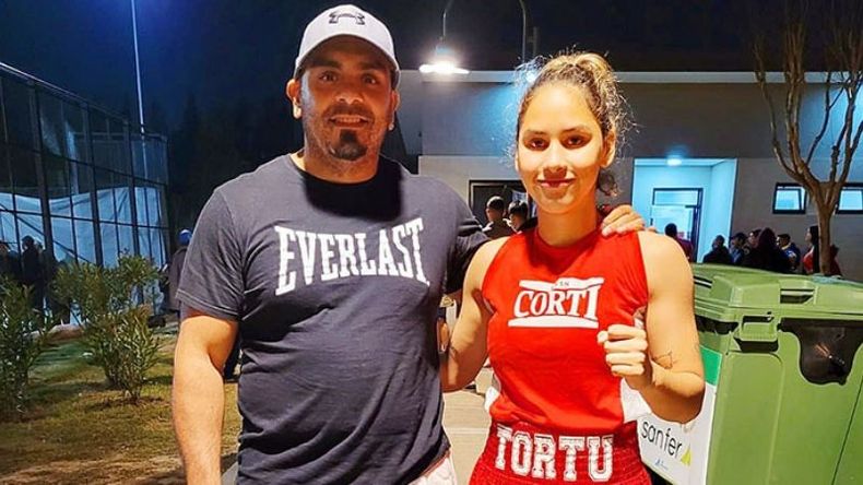 Celeste junto al profe Suárez..
