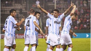 EMOCIÓN. Gastón Díaz festeja con sus compañeros el gol que abrió el clásico..