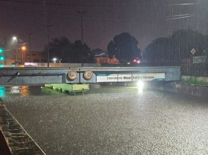 IMPACTANTE. El Viaducto de Zárate tapado por el agua muestra el efecto del temporal.