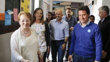 PASILLOS. La directora Inés Gamen les muestra las instalaciones a Stegmann, Ducoté y Sánchez Zinny..