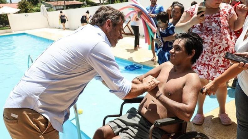 SALUDO. Achával estuvo en la colonia y charló con los participantes..
