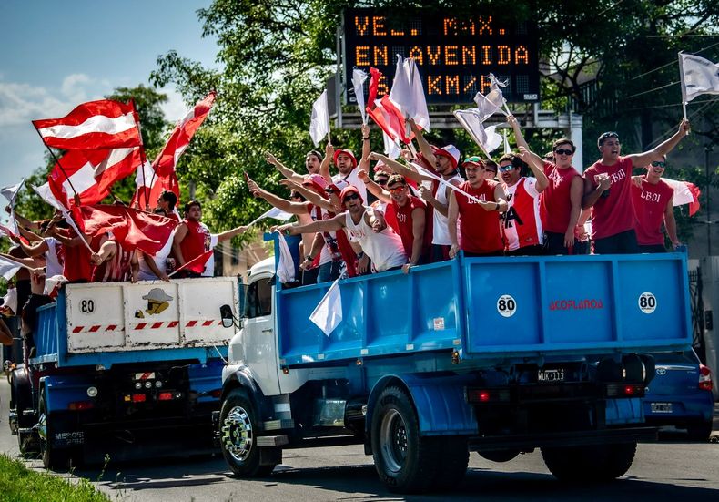 La particular llegada de los hinchas de Alumni a Tucumán.