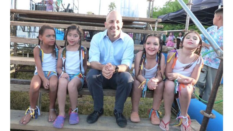 VISITA. Ducoté recorrió la muestra y charló con las chicas..