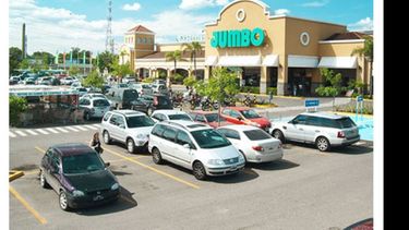 La mujer fue asaltada en el estacionamiento de Jumbo..