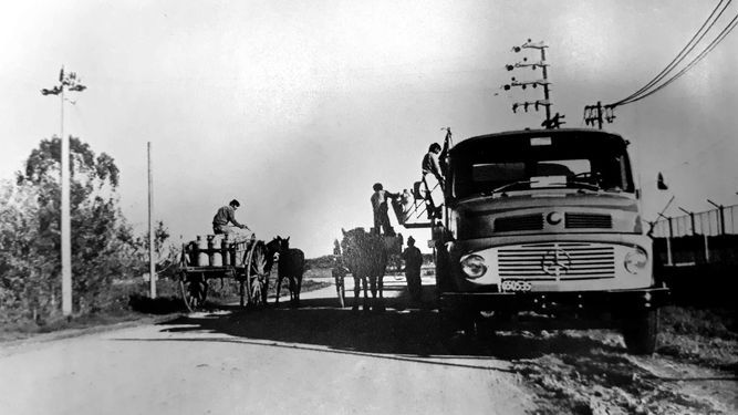 Escena típica registrada a principios de la década del 80: productores de leche la trasvasan al camión recolector. &nbsp;