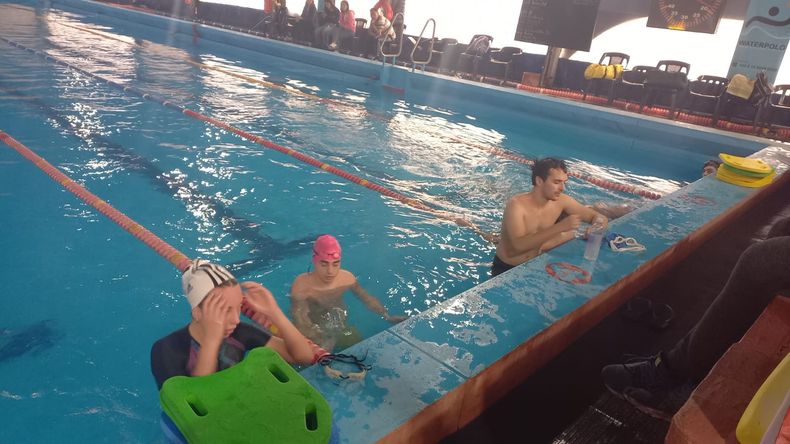 ACCIÓN. Los atletas en plena competición de la natación del Acuatlón.