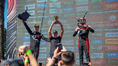 PODIO TOYOTA. Rossi y Stang custodian al jefe del equipo, Darío Ramonda.