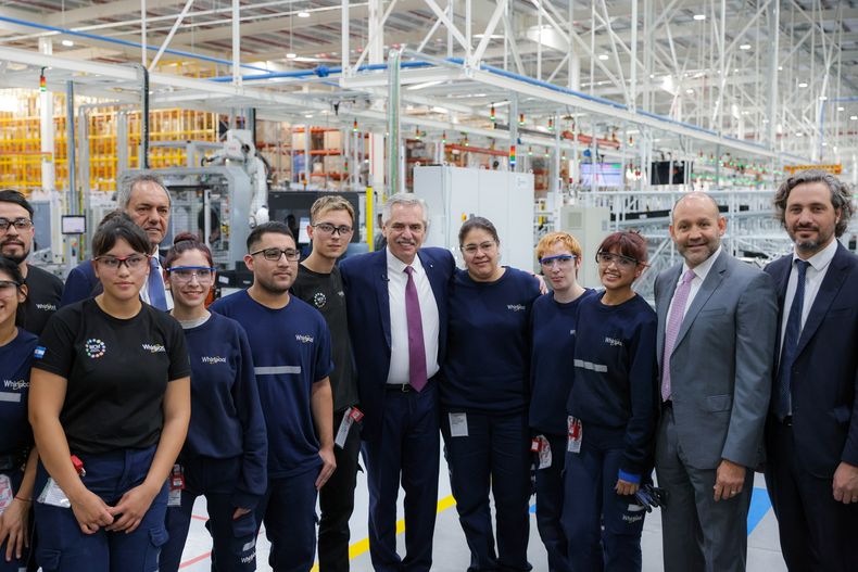 SONRISAS. Fernández y Cafiero con trabajadores. Scioli no salió en las fotos oficiales. &nbsp;