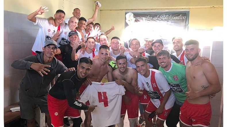 FELICIDAD. Los jugadores de Atlético festejan la goleada ante Colectividad..