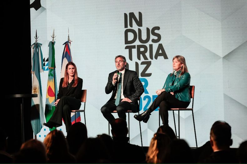 Federico Achával junto a la candidata local, Soledad Peralta, y la jefa de asesores de la gobernación, Cristina Álvarez Rodríguez.&nbsp;