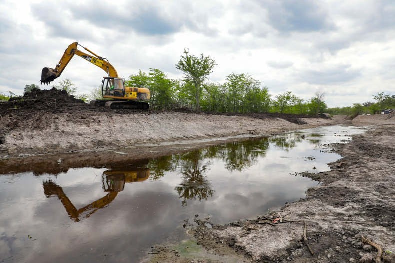 TRABAJOS. Esta semana, el Municipio realiza tareas de limpieza en el arroyo Carabassa.