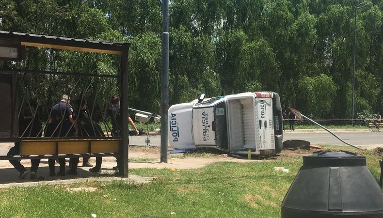 El patrullero quedó volcado sobre la ruta 8.