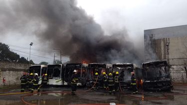Hasta el momento se desconocen las causas que originaron el incendio en el depósito de colectivos de la línea 57.