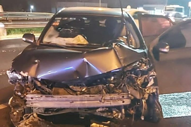 ACCIDENTE EN PANAMERICANA: El conductor de un Toyota Corolla perdió el control de su auto y provocó un triple accidente.&nbsp;