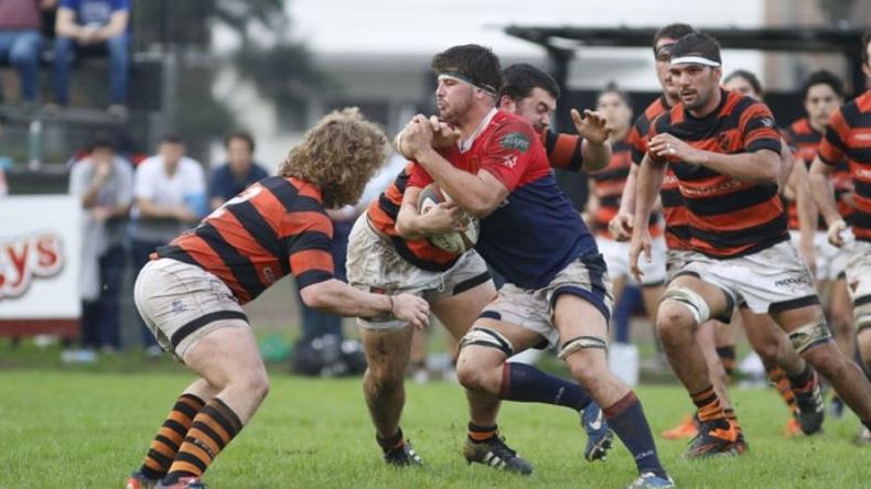 SACRIFICIO. Deportiva se levantó de la caída en el clásico ante Olivos..