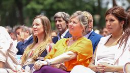 Cristina Álvarez Rodríguez (centro), jefa de asesores de Kicillof, presente en la asunción de Achával.&nbsp;