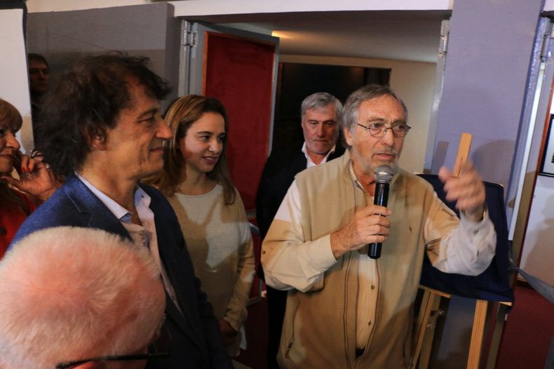 Luis Brandoni en el Teatro Municipal en 2019, junto a Ángel Mahler y Claudia Zakhem.