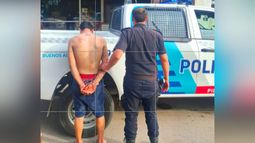 El ladrón tiene 26 años y los vecinos impidieron que se escape con el dinero robado.  El ladrón tiene 26 años y los vecinos impidieron que se escape con el dinero robado.