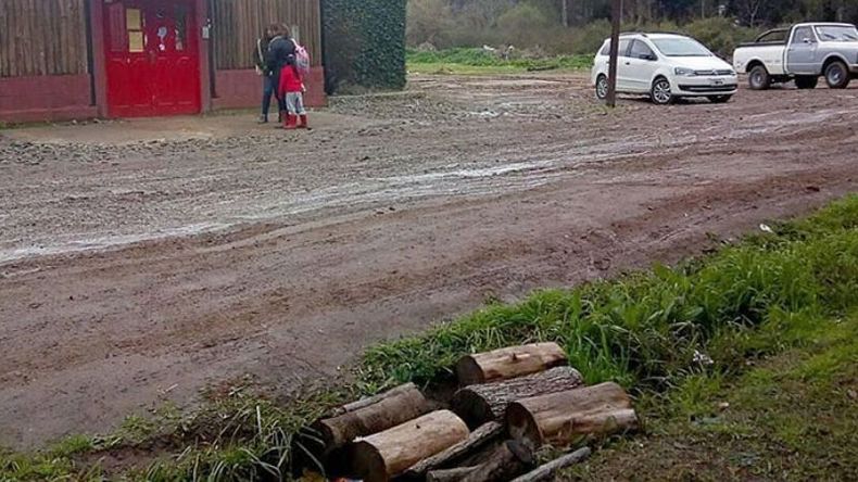 BARRO. Es difícil llegar a la escuela cuando llueve..