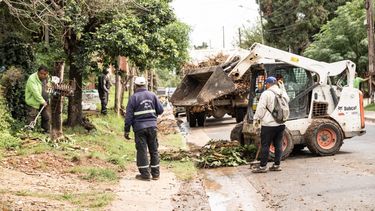 ALERTA NARANJA. El Municipio realiza tareas de desobstrucción en la vía pública.