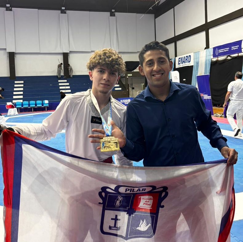 PIBE DE ORO. Ramiro San Juan con la medalla dorada junto al profe Damián Malaquías.
