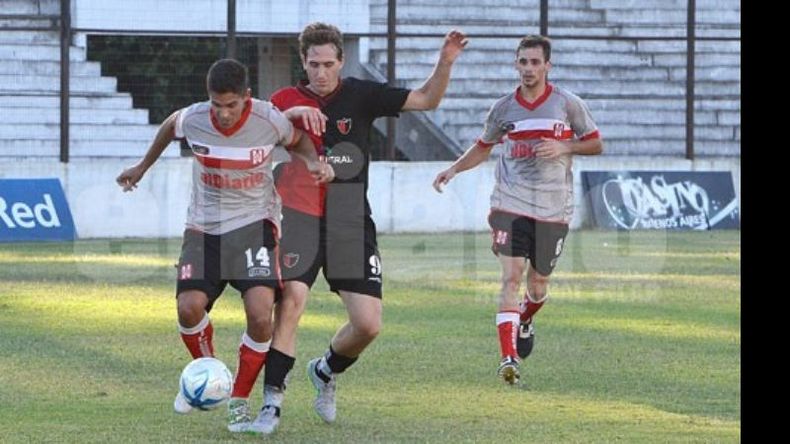 (FREDY CABALLERO). LUCHA. Gattinoni cuida la pelota ante la presión de Wasyleczko; atrás aparece Cavallero..