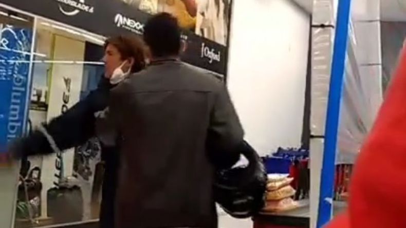 El cliente tenía el barbijo colocado en el mentón..