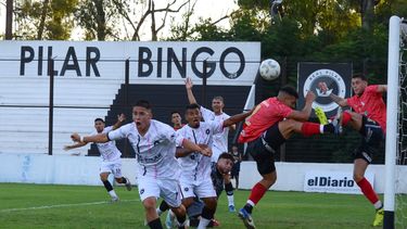 Axel Paiva festeja el primer gol de Real Pilar. Fue a los 6 minutos tras conectar un centro al borde del área chica.&nbsp;