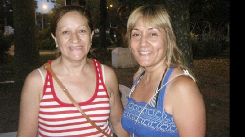 “Nosotras caminamos todo el año, damos 15 vueltas a la plaza cada dos días”, comparte Mónica, docente y bailarina de folclore, acompañada de la querida tía Mary..