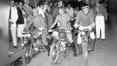 Los corsos eran ocasiones inmejorables para sacar a relucir no sólo la imaginación, sino también los modernos vehículos de la época, como lo demuestra esta imagen de 1952..