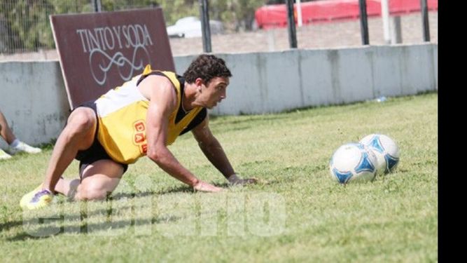 González no se decide con qué pelota jugar. Será clave en el ataque..