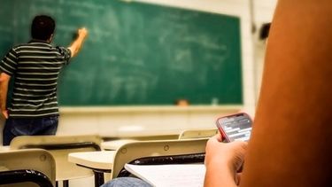 Los celulares en el aula, factor de distracción.