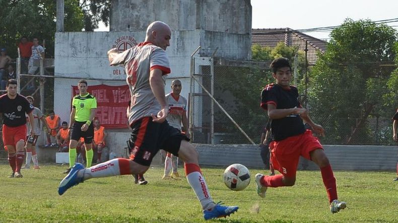 Procopio prepara el remate que se convertirá en el 2-0 de Atlético. .