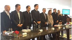 Convenio. Ducoté compartió la firma con intendentes..