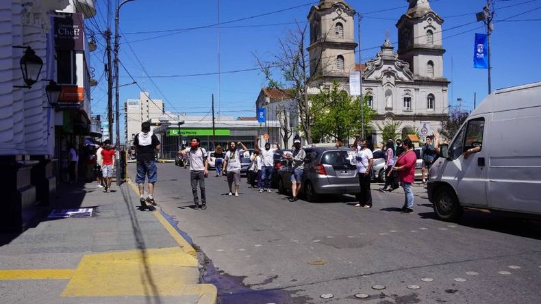 La caravana reunió a unas 50 personas, que se trasladaron en autos y motos. .