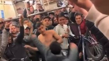 PIÑAS VAN… La pelea se dio en medio de un vagón repleto.