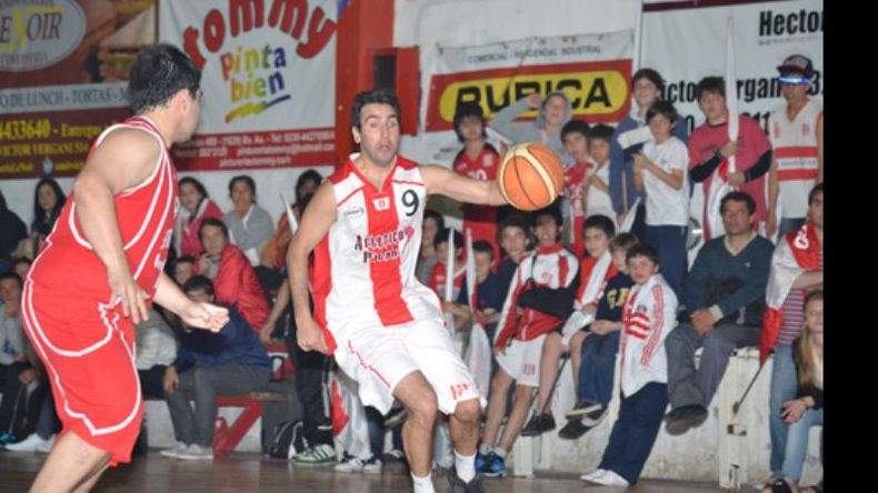 El Mago Hasenauer terminó siendo el goleador del Rancho con 28 puntos, en el clásico de la ciudad..