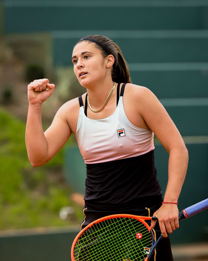 PU&Ntilde;O CERRADO. Riera festeja la victoria frente a la italiana Sof&iacute;a Rocchetti por 6-1 y 6-4.