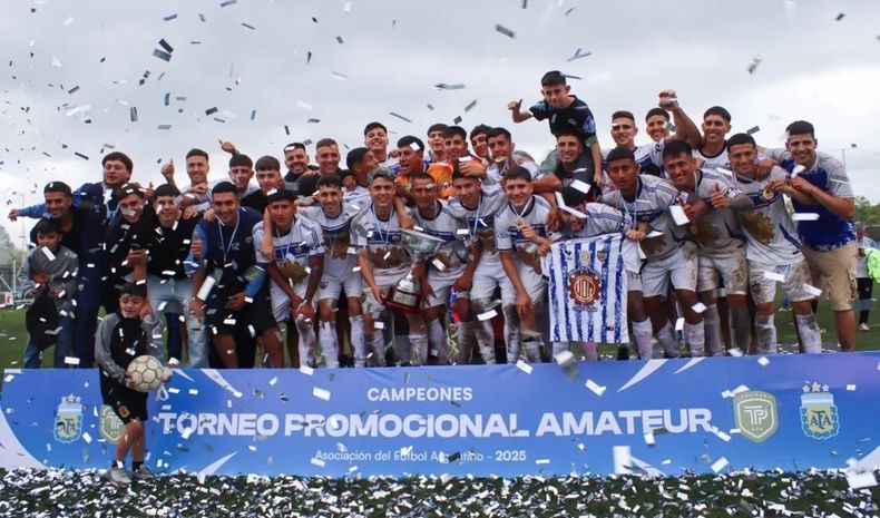 UN FESTEJO QUE NO TERMINA. Metalúrgico ganó el Promocional y ahora quiere el ascenso.