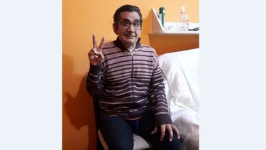 DEDOS EN V. Cuco Molina, recuperándose en su casa..
