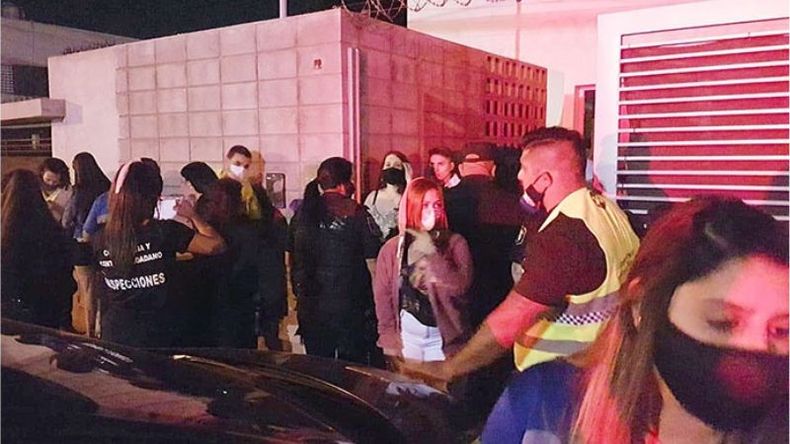 PARA TODOS. Las multas para los asistentes a fiestas prohibidas serán más altas..