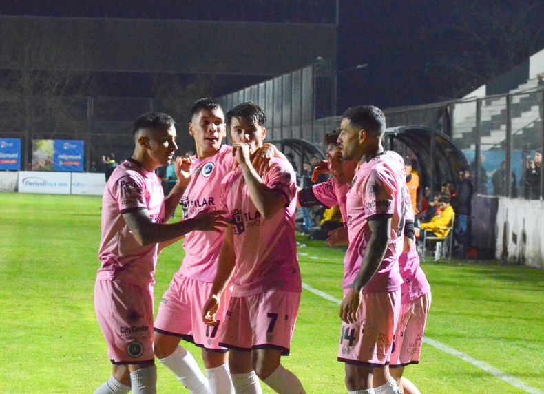 CHUPETE. Martin acaba de marcar el 1-0 y lo festeja con sus compañeros.