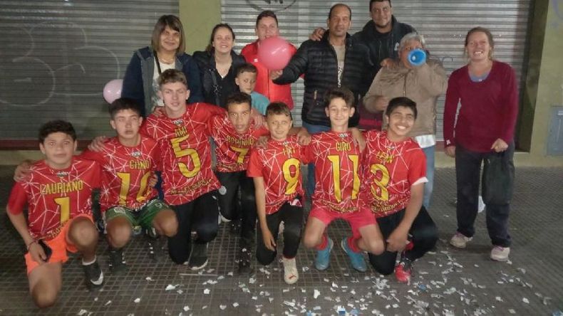 CAMPEONES. Los chicos de la 2008 y sus camisetas con el título en la Liga Argentina..