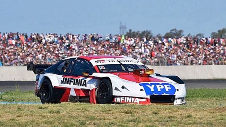 EN CARRERA. Rossi y su Toyota van por la victoria que los habilite a pelear el título..