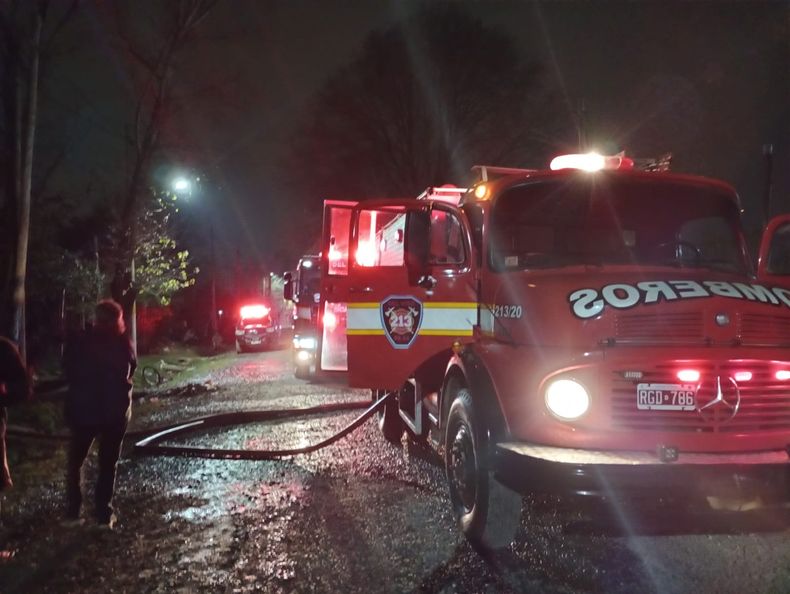 BOMBEROS. Tres dotaciones de Del Viso debieron combatir las llamas.&nbsp;