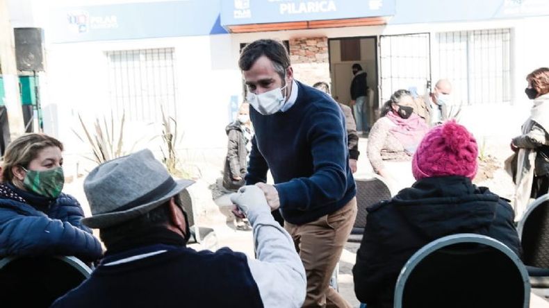 SALUDO. Achával dialogó con los vecinos tras en el acto en La Pilarica..