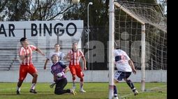 (FREDY CABALLERO). MILAGRO. Núñez salvará en la línea la caída de su arco, luego que Fabián González frenara a medias el tiro de Fonzalida..