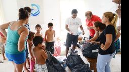 Funcionarios repartieron la ayuda, ayer, en la capilla del barrio Agustoni..